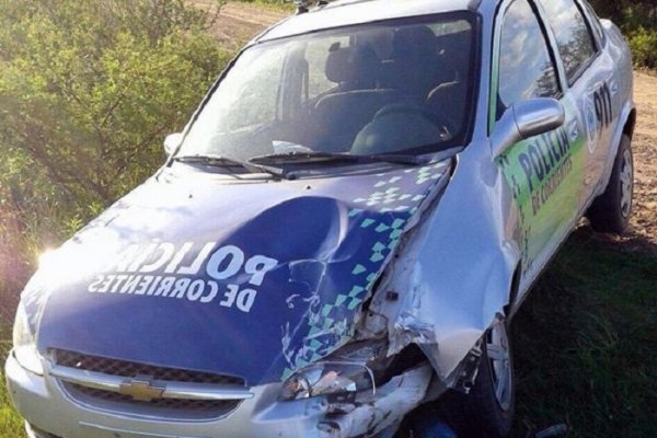 Patrullero chocó contra un poste de luz y un policía quedó internado