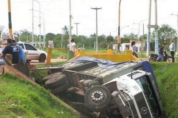 Tumbó un camión con carga en Paso de los Libres y evitaron saqueo