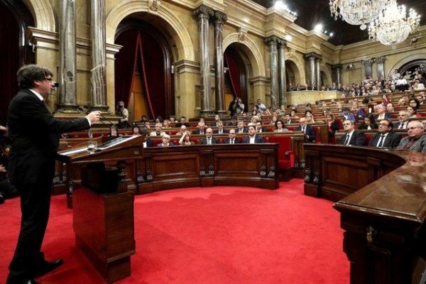 El Parlamento de Cataluña declaró su independencia por amplia mayoría