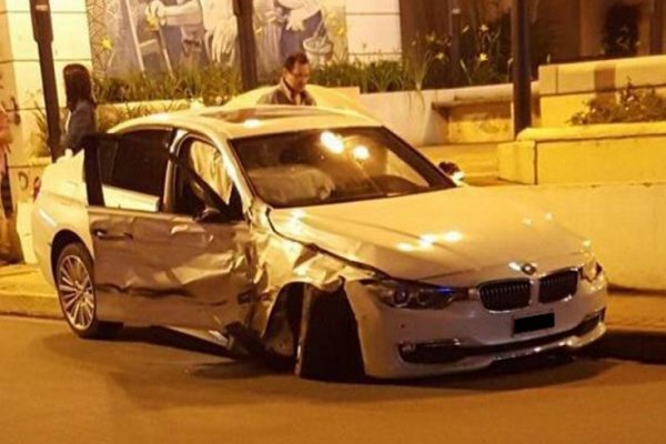 Despistó y chocó contra un vehículo estacionado y luego una pared