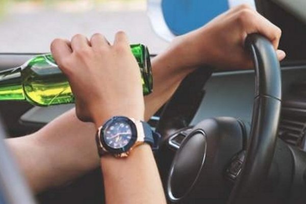 Conducía borracho, perdió el control de su auto y chocó contra un árbol