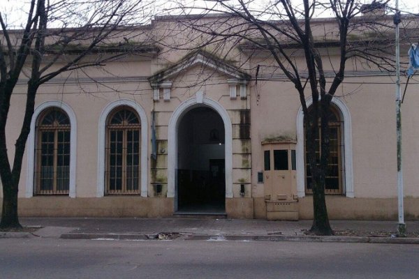 En confuso episodio, una joven se arrojó desde un automóvil en marcha