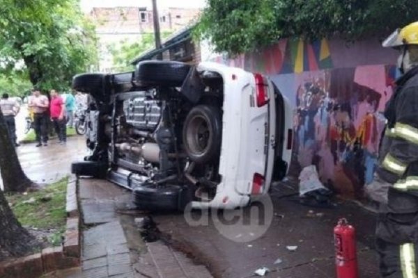 Camioneta de Aída volcó y terminó sobre la pared de un jardín