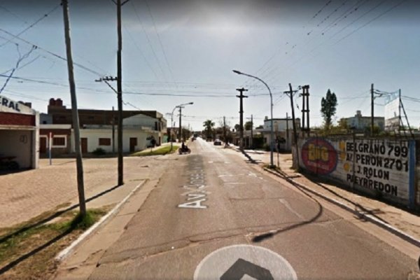 Motochorros quisieron apuñalarlo para robarle el celular