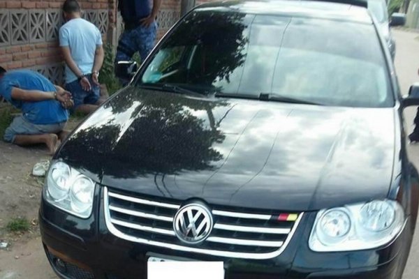 Circulaban en auto con partes y patentes de motocicletas robadas