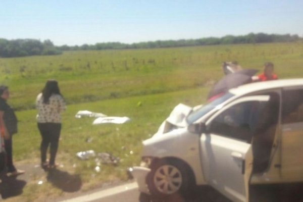 Tremendo choque frontal entre dos autos sobre Ruta 12
