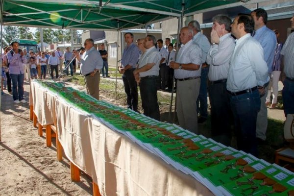 El gobernador Colombi entregó 100 viviendas en Mercedes