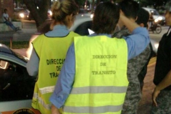 Se atrincheró en su vehículo para que no lo lleve la grúa