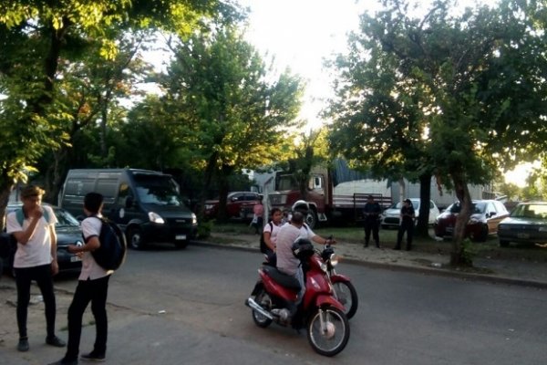 Fuerte operativo policial evitó peleas a la salida del Colegio Liceo