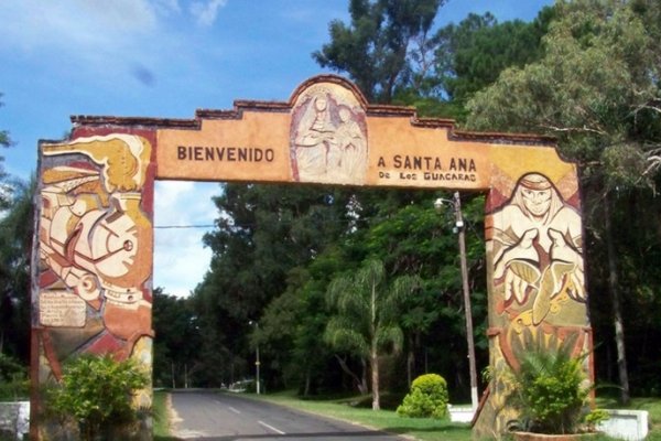 Santa Ana: Quiso esquivar un perro y terminó en la banquina