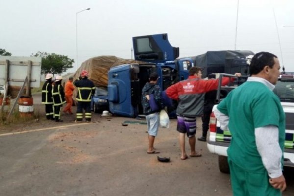 Corrientes: Al menos cuatro muertos al caer la carga de un camión sobre un auto en Colonia Libertad
