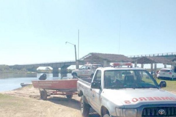Suman lanchas y todavía no hallan al menor perdido en el río Corriente