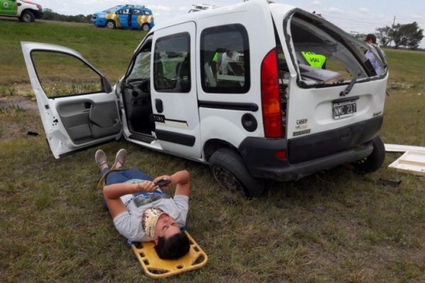 Los fuertes vientos causaron el despiste y vuelco de un auto