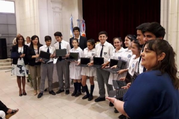 Entregaron netbooks a estudiantes de la Escuela Comercio