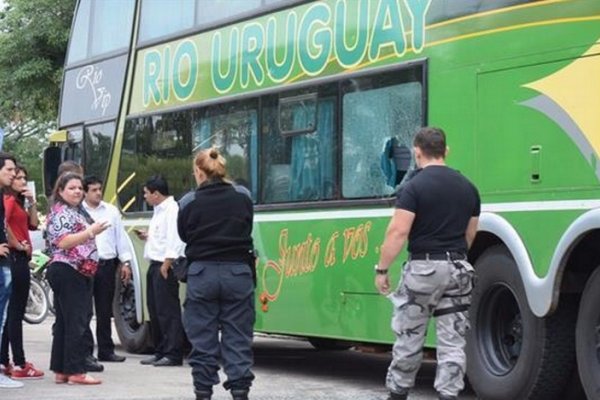 Ataque a micros llegó a Costanera Sur: Motochorros rompieron ventanilla y robaron mochilas