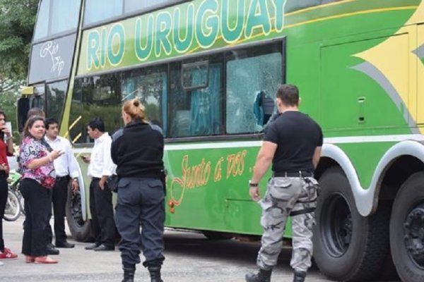 Motochorros roban mochilas de un micro en la costanera Sur