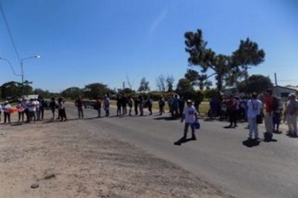 En Lavalle, campesinos cortaron la Ruta 27 pidiendo que se controle el uso de agrotóxicos