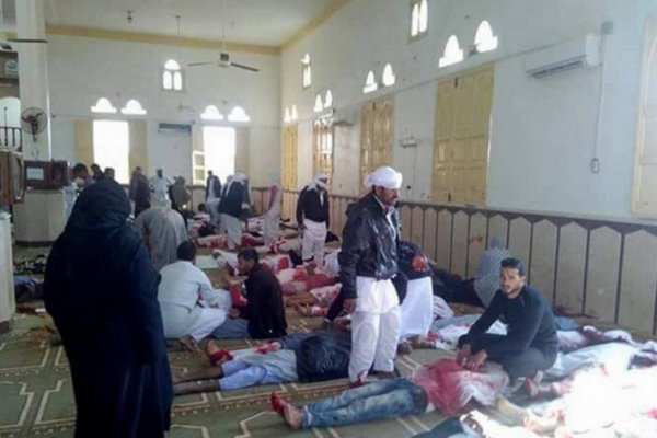 Un atentado contra una mezquita causa al menos 200 muertos