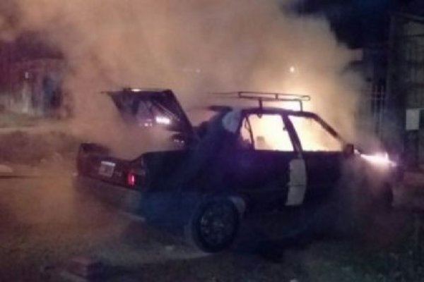 Resistencia: Auto en llamas por un desperfecto mecánico