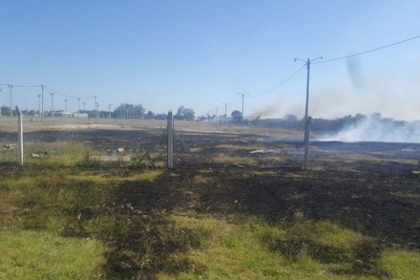 Se produjo un impresionante incendio en zona del aeropuerto y el corsódromo