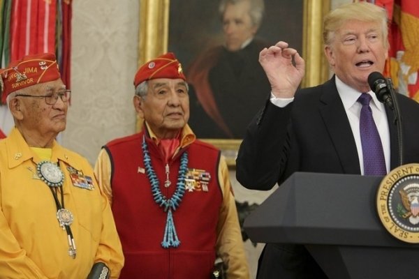 Donald Trump llamó Pocahontas a una senadora opositora en una reunión con pueblos originarios