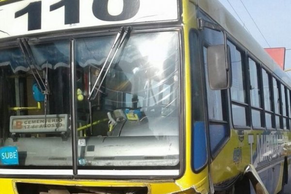 Menor de cinco años resultó gravemente herido tras el choque entre un colectivo urbano y auto