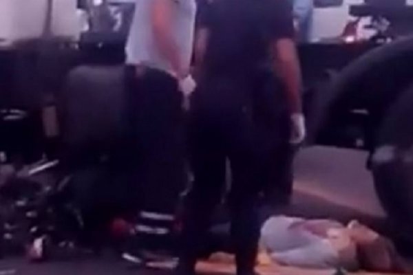 Una mujer sufrió fractura de costilla al chocar contra un camión