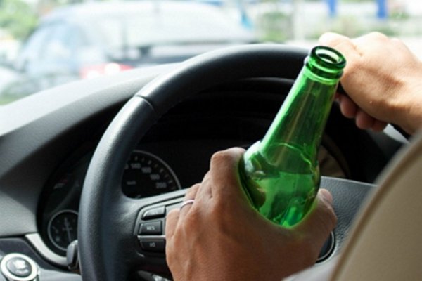 Imprudencia al volante: Conductor acoholizado chocó tres autos estacionados en pleno centro