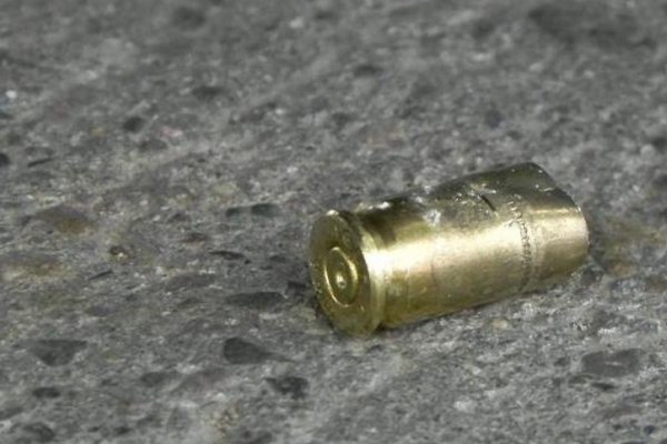 Una bala perforó un techo y causó susto en una familia