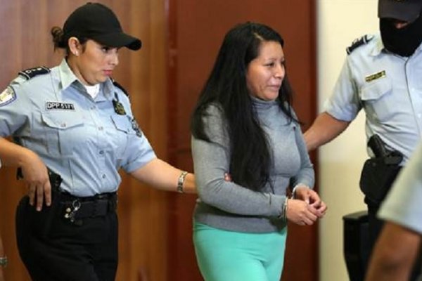 El Salvador: La Justicia sentenció a 30 años de prisión a una mujer por abortar