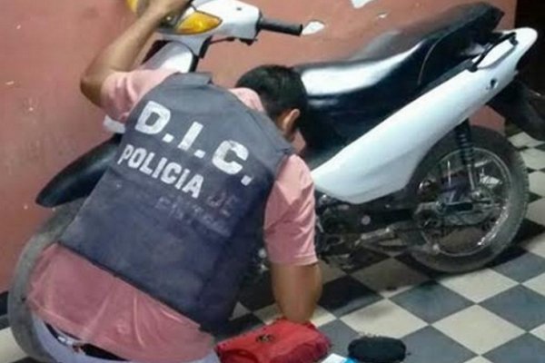 Arrebatadores abandonaron una moto y una cartera al ser perseguidos por la Policía