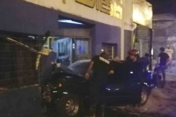 Un auto chocó contra el frente de un local
