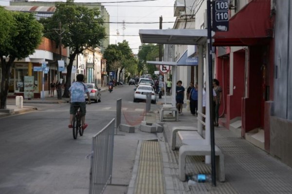 Colectivo embistió una garita ubicada en pleno centro: Sin heridos