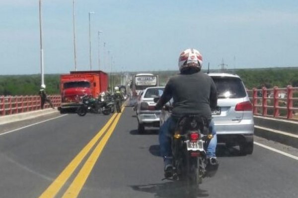 El tránsito estuvo interrumpido en el puente por un camión varado