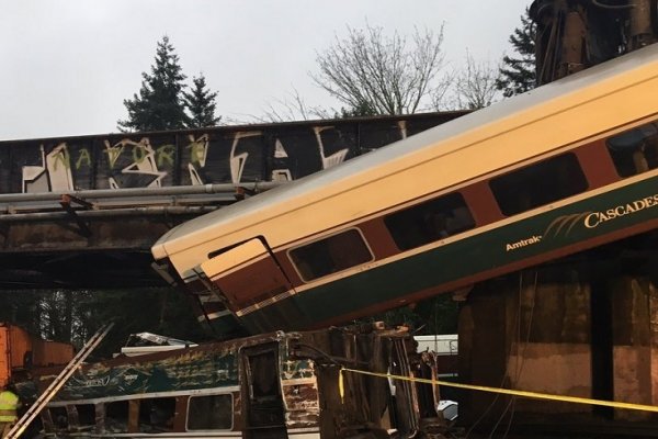 Varios muertos y heridos al descarrilar un tren de pasajeros en Estados Unidos