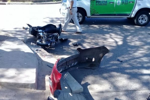 Motociclista a alta velocidad arrancó el paragolpe de un remís