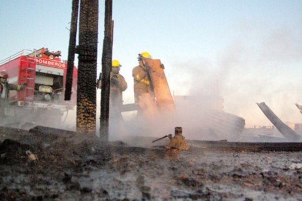 Una familia quedó sin nada al incendiarse su casa en el asentamiento del barrio Esperanza