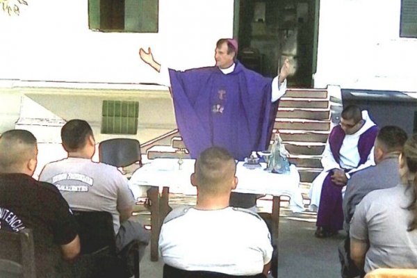 Monseñor Canecin visitó a los internos de la cárcel de Goya