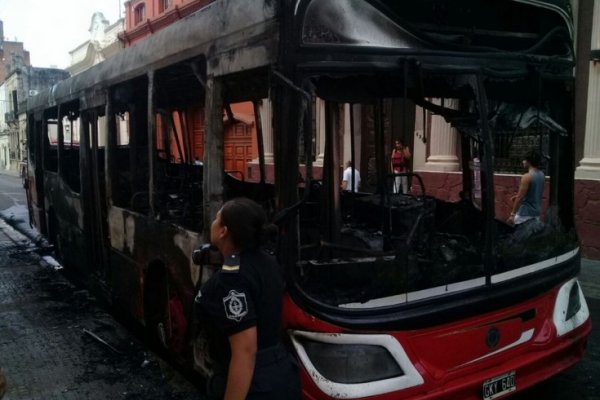 Investigan incendio intencional de un colectivo interprovincial frente a la UTA Corrientes