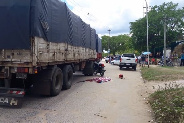 Corrientes: motociclista sufrió graves lesiones tras despistar y ser aplastado por un camión