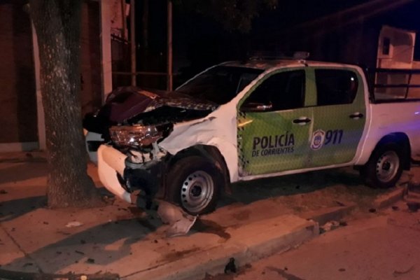 En diversos accidentes, un patrullero terminó contra un árbol