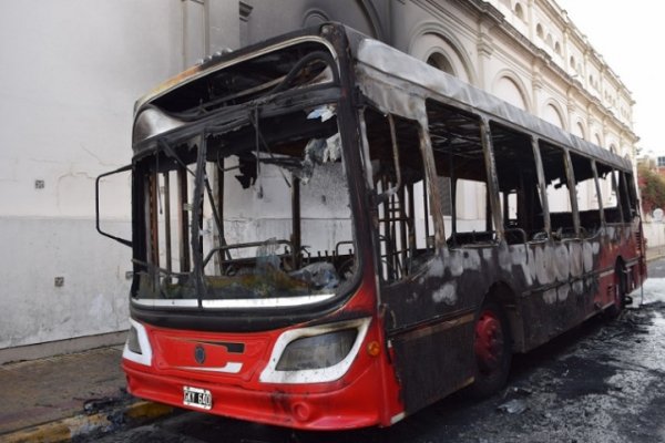 Incendio a un micro: Policías demoraron al presunto atacante