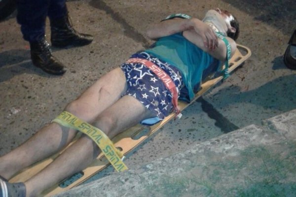 Joven motociclista terminó internado al chocar contra un auto