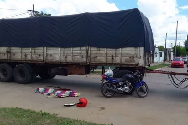 Grave accidente: Amputaron la pierna al motociclista que quedó bajo las ruedas de un camión