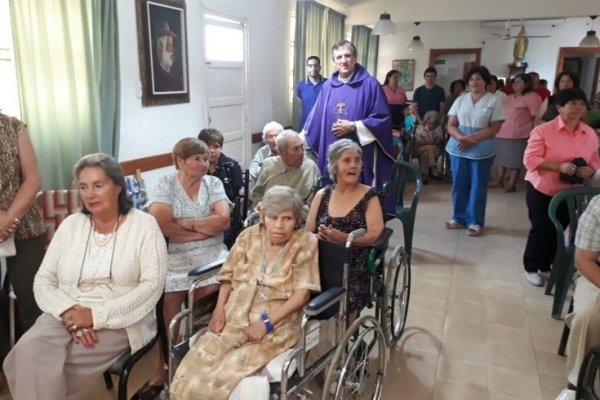 El obispo Canecin celebró Navidad con abuelos del hogar San José
