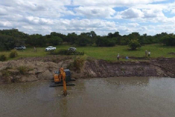 Funcionario nacional y técnicos ICAA recorrieron obra en arroyo Barrancas