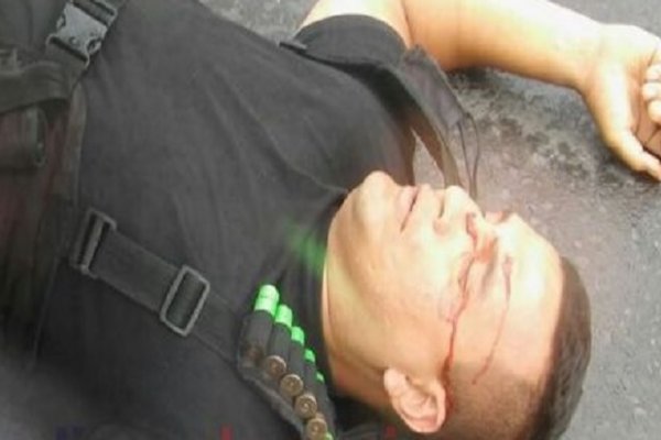Policía  terminó tirado sobre el asfalto tras ser atropellado