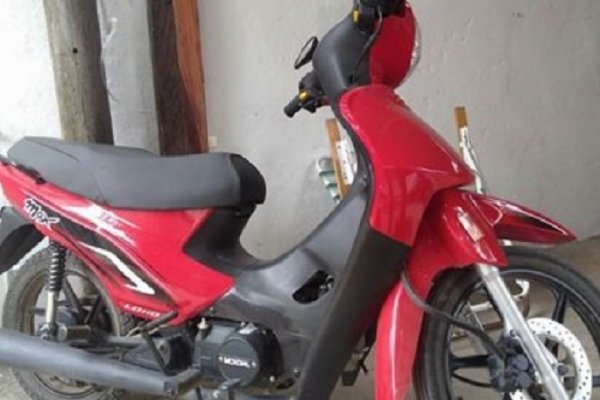 Compró una moto en un local comercial y se niegan a darle los papeles