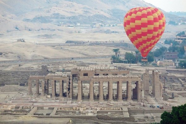Dos argentinos heridos al estrellarse un globo aerostático en Egipto
