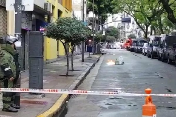 Dejaron dos explosivos caseros frente al Departamento Central de Policía